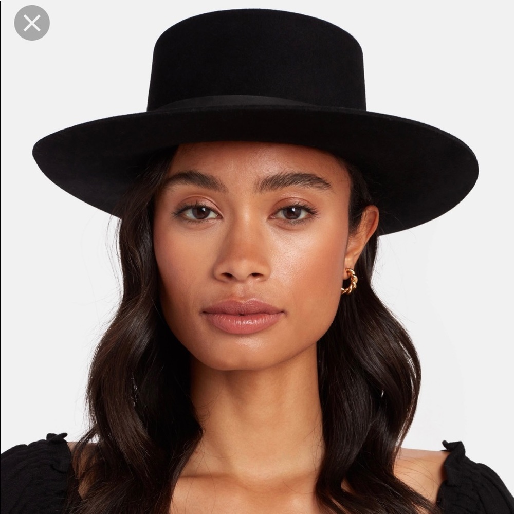 Janessa Leone Gabrielle hat
